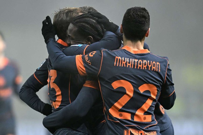 L’Inter vince 2-0 nella nebbia, Dimarco e Thuram stendono il Parma