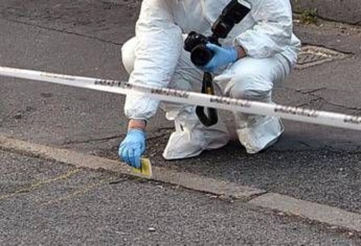 Sparo contro un gruppo di ragazzi in strada a Napoli, ucciso un 18enne