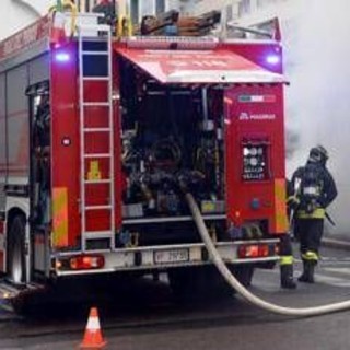 Roma, bombola di gas esplode sulla Prenestina: auto in fiamme, alta colonna di fumo Roma, bombola di gas esplode sulla Prenestina: auto in fiamme, alta colonna di fumo