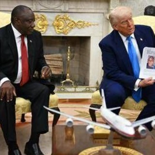 Trump e il &quot;genocidio dei bianchi&quot; in Sudafrica: agguato con video a presidente Ramaphosa