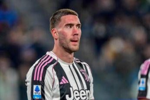 Juventus, Vlahovic litiga con Locatelli in campo: multa della società Juventus, Vlahovic litiga con Locatelli in campo: multa della società