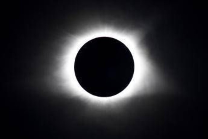 Eclissi, ecco dove si vedrà meglio in Italia e con il buio lo spettacolo delle 'stelle cadenti'