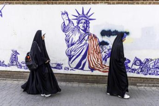 Iran, al via l'offensiva economica di Trump: sanzioni contro 60 organizzazioni, persone e navi Iran, al via l'offensiva economica di Trump: sanzioni contro 60 organizzazioni, persone e navi