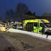 Londra, date alle fiamme ambulanze di organizzazione ebraica. Starmer: "Sconvolgente incendio a sfondo antisemita"