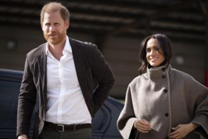 I Sussex in Gb con i figli, grazie a un ricatto emotivo di Harry a Re Carlo?