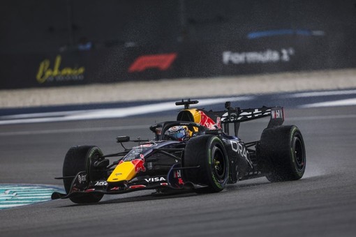 Verstappen vince il GP del Bahrain davanti ad Antonelli, terzo Hamilton