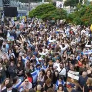 Hamas pubblica la lista dei 20 ostaggi vivi, il rilascio in due fasi tra le 7 e le 10 Hamas pubblica la lista dei 20 ostaggi vivi, il rilascio in due fasi tra le 7 e le 10