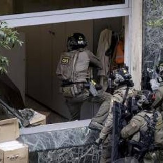 Napoli, rapina in banca con 25 ostaggi: caccia alla 'banda del buco'. Al vaglio immagini telecamere