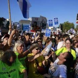 Hamas ha rilasciato i primi 7 ostaggi, consegnati alle Idf - La diretta Hamas ha rilasciato i primi 7 ostaggi, consegnati alle Idf - La diretta