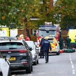 Manchester, attacco con coltello davanti a una sinagoga: almeno 4 feriti. Sindaco: &quot;Ucciso l'aggressore&quot;