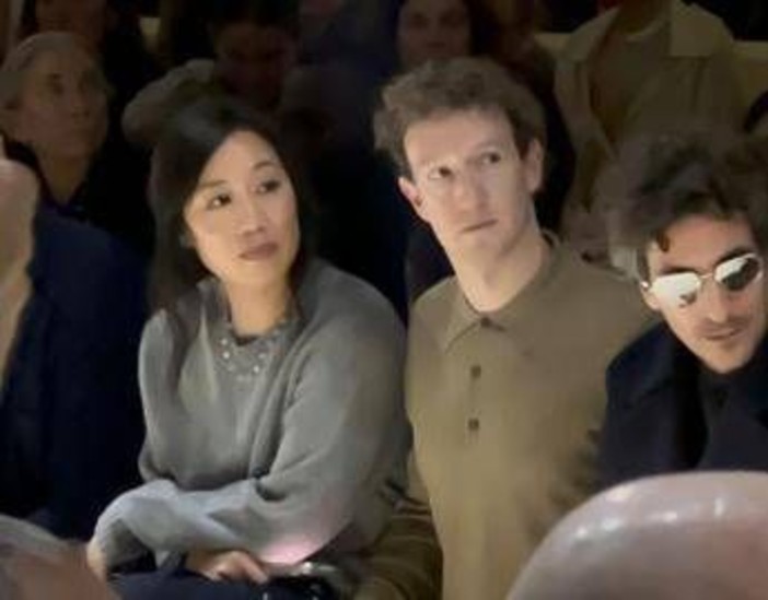 Mark Zuckerberg con la moglie alla sfilata di Prada a Milano, prove di accordo su occhiali Ai - VIDEO