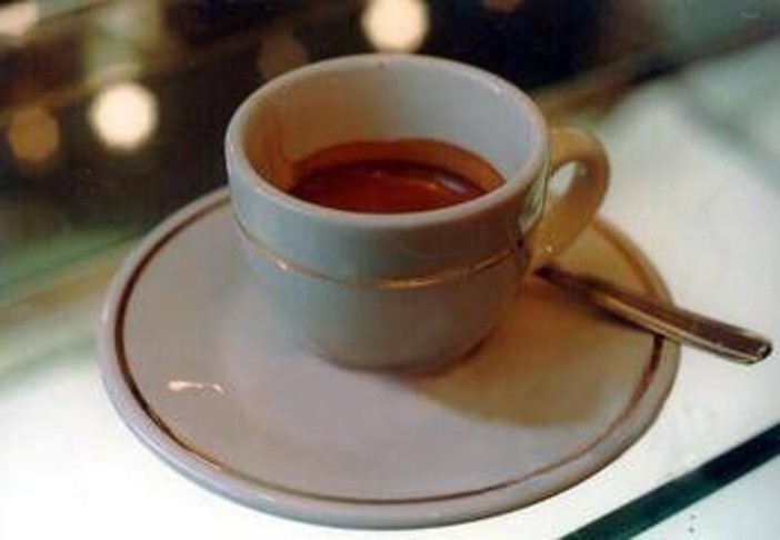 Ti porti la tazzina al bar? Il caffè costa solo 50 centesimi Ti porti la tazzina al bar? Il caffè costa solo 50 centesimi