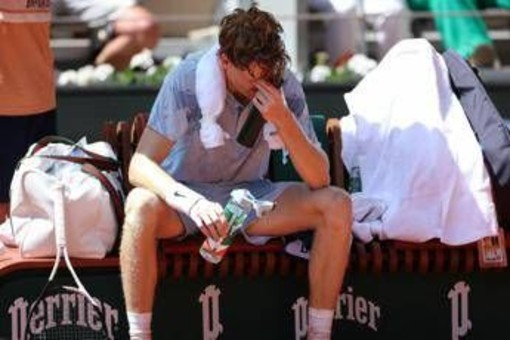 Sinner ko tra vomito e crampi, choc al Roland Garros. Jannik eliminato da Cerundolo