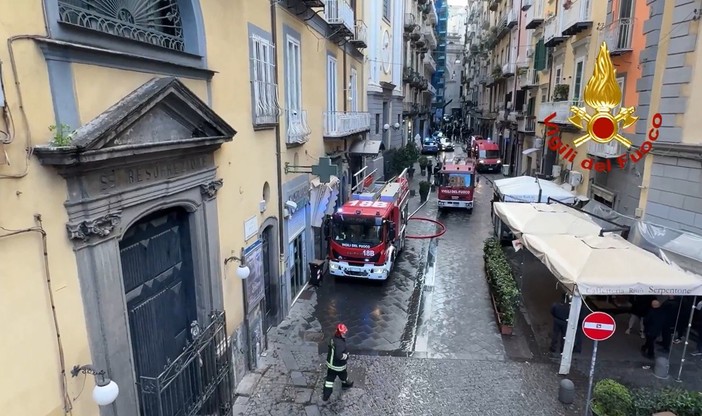 Fiamme in pieno centro a Napoli, coinvolto il teatro Sannazaro