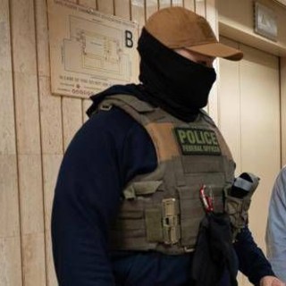 Chicago, agenti armati all'asilo: "Maestra, è in arresto" Chicago, agenti armati all'asilo: "Maestra, è in arresto"