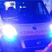 Tragedia a Fiumicino, auto travolge un pedone e si ribalta: un morto e tre feriti gravi