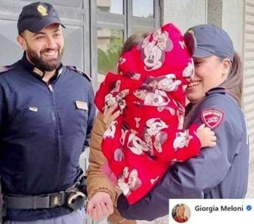 Poliziotti scortano papà che porta figlia in ospedale. Meloni: "Eroi!" Poliziotti scortano papà che porta figlia in ospedale. Meloni: "Eroi!"