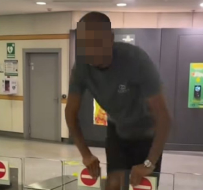 Salta i tornelli della metro e invita i follower a farlo: avviso orale del Questore all'influencer