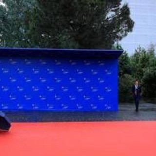 Arriva Meloni e Rama si inginocchia: &quot;Edi, smettila&quot; - Video