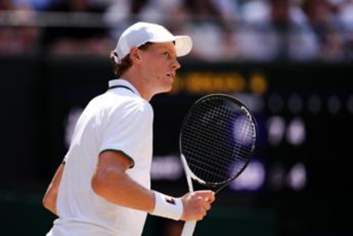 Sinner si prende la semifinale di Wimbledon e... ripensa al Roland Garros: "Spero non succeda più"
