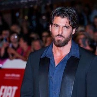 Can Yaman stupisce Fiorello, ecco perché l'italiano di Sandokan è perfetto Can Yaman stupisce Fiorello, ecco perché l'italiano di Sandokan è perfetto