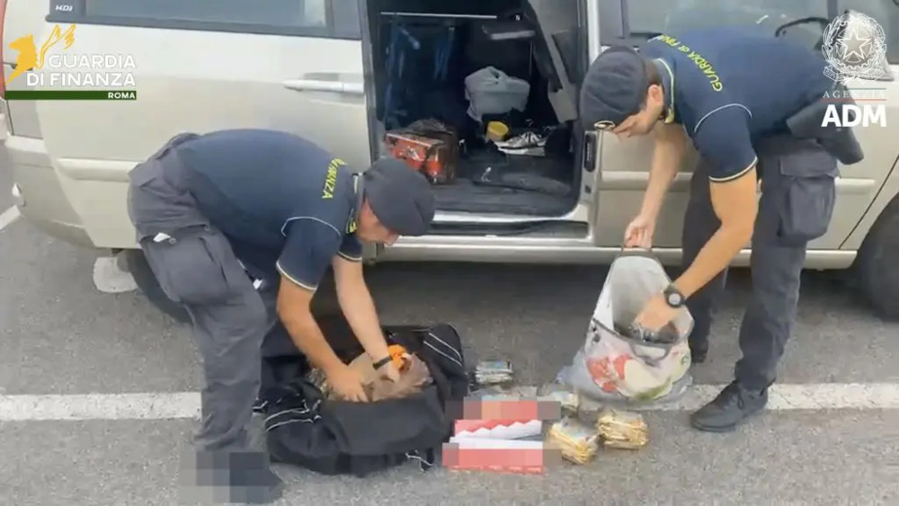 Porto di Civitavecchia, maxi sequestro di tabacco proveniente dall’Algeria Porto di Civitavecchia, maxi sequestro di tabacco proveniente dall’Algeria
