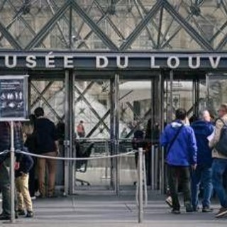 Furto dei gioielli della corona al Louvre, fermati due sospetti