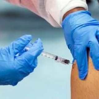 Covid, da Fda Usa cambio di rotta sui vaccini: solo a over 65 e chi ad alto rischio