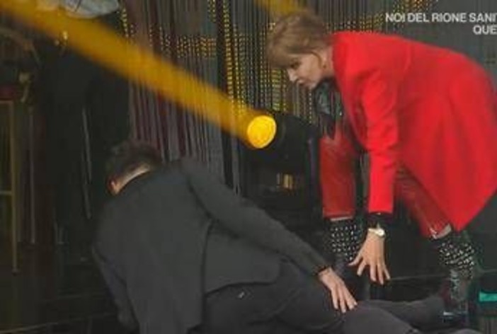 Ballando con le stelle, Carlo Aloia si fa male nelle prove Ballando con le stelle, Carlo Aloia si fa male nelle prove