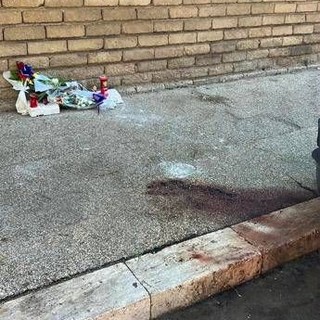 Ostia, sangue in strada dopo l'omicidio‑suicidio di tre giorni fa: residenti sotto choc Ostia, sangue in strada dopo l'omicidio‑suicidio di tre giorni fa: residenti sotto choc