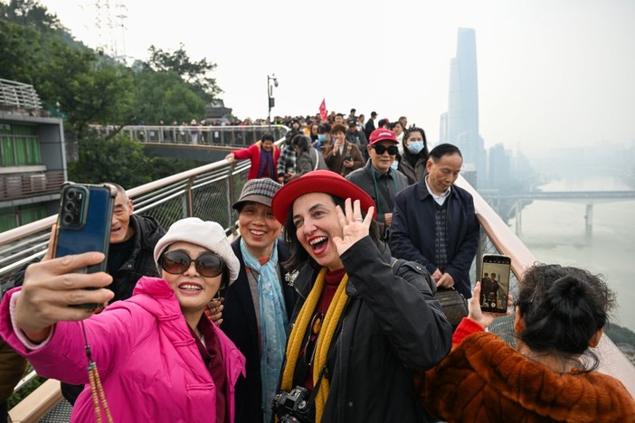Cina, turisti italiani sperimentano la nuova passerella sospesa di Chongqing