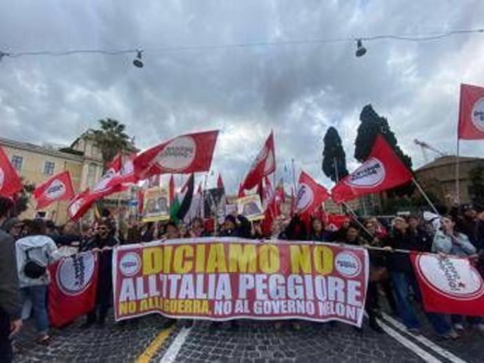 Referendum, a Roma corteo per il 'no': "Contro il governo e la guerra"