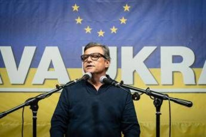 Ucraina, ambasciata russa a Roma critica Calenda per il tatuaggio. E lui replica: "Verrete sconfitti come l'Urss" Ucraina, ambasciata russa a Roma critica Calenda per il tatuaggio. E lui replica: "Verrete sconfitti come l'Urss"