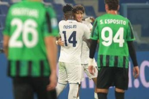 Due gol convalidati dopo check del Var e un rosso: caos in Sassuolo-Lazio Due gol convalidati dopo check del Var e un rosso: caos in Sassuolo-Lazio