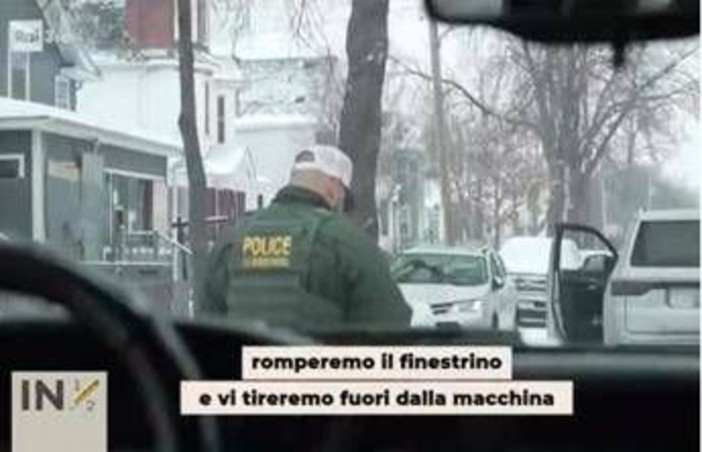 "Spacchiamo il vetro", agenti Ice minacciano i giornalisti di In mezz'ora "Spacchiamo il vetro", agenti Ice minacciano i giornalisti di In mezz'ora