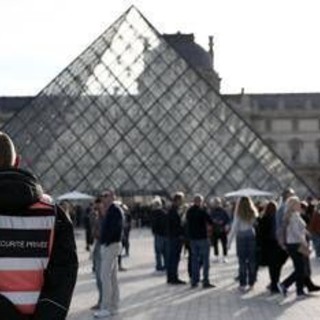Furto al Louvre, media: "Arrestato terzo sospetto" Furto al Louvre, media: "Arrestato terzo sospetto"