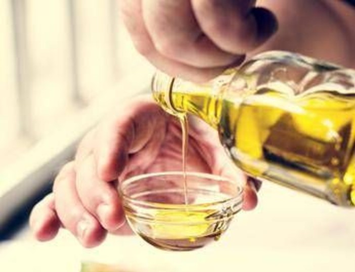 Olio extravergine d'oliva, difende cuore e cervello: tutte le proprietà Olio extravergine d'oliva, difende cuore e cervello: tutte le proprietà
