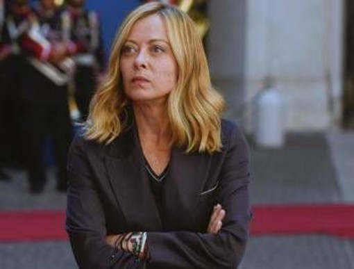 Meloni sul palco di Fenix: &quot;Non siete Gioventù meloniana, ragionate con la vostra testa&quot;