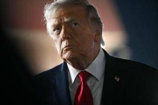 Iran, Trump annuncia nuovi attacchi: "Stasera colpiremo con grande forza"