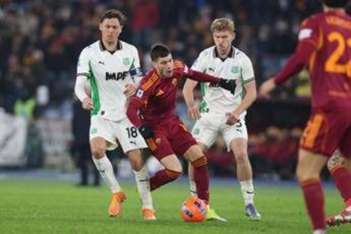 Roma-Sassuolo, rigore dato e poi revocato ai giallorossi. Cos'è successo Roma-Sassuolo, rigore dato e poi revocato ai giallorossi. Cos'è successo