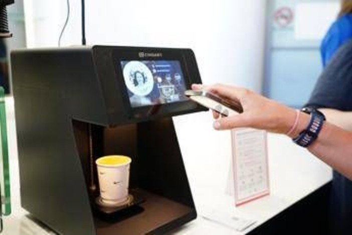 "Nella macchina del caffè possono annidarsi batteri, ecco cosa fare": la ricetta di Matteo Bassetti