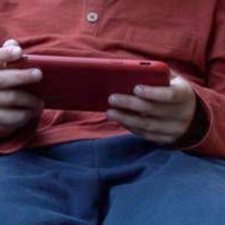 Valditara lancia l'allarme: "Bambini di sei anni già sui siti porno". L'appello ai genitori