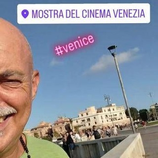 &quot;Ma che s'è visto che stavo al pontile di Ostia?&quot;, su Venezia la gag del comico Fabio Avaro