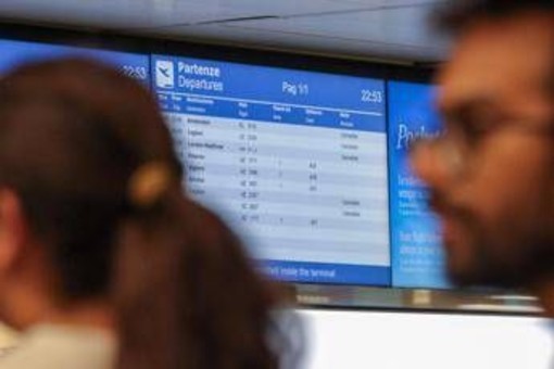 Scioperi trasporto aereo oggi, lunedì nero per chi vola