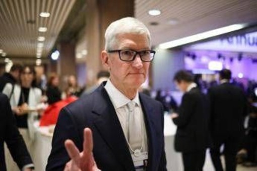 Tim Cook 'saluta' Apple dopo 15 anni, John Ternus è il nuovo amministratore delegato