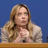 Meloni rilancia l'azione del governo e attacca le toghe: "Vanificano il lavoro delle forze dell'ordine" Meloni rilancia l'azione del governo e attacca le toghe: "Vanificano il lavoro delle forze dell'ordine"