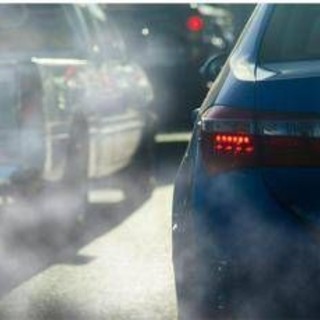 Auto, l'Ue rivede gli obiettivi: dal 2035 -90% emissioni per i nuovi veicoli anziché -100% Auto, l'Ue rivede gli obiettivi: dal 2035 -90% emissioni per i nuovi veicoli anziché -100%