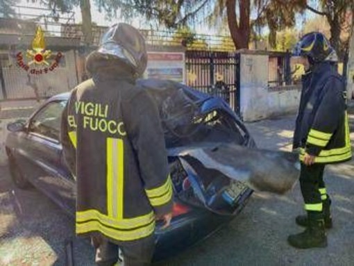 Roma, bombola di ossigeno esplode in un cantiere Atac sulla Prenestina: auto in fiamme, alta colonna di fumo Roma, bombola di ossigeno esplode in un cantiere Atac sulla Prenestina: auto in fiamme, alta colonna di fumo