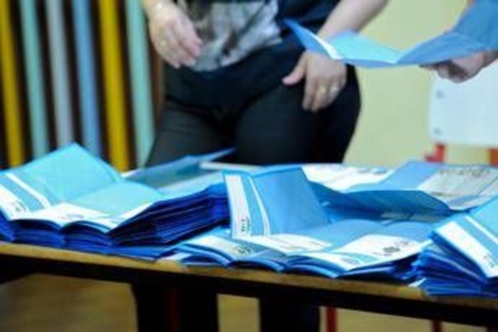 Sondaggio politico, Fratelli d'Italia cresce e Pd cala Sondaggio politico, Fratelli d'Italia cresce e Pd cala