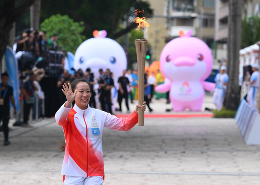 Cina, prima staffetta transfrontaliera della torcia per i Giochi Nazionali Cina, prima staffetta transfrontaliera della torcia per i Giochi Nazionali